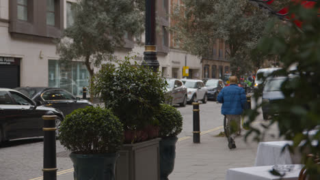 Pull-Focus-Shot-Of-Shops-And-Restaurants-With-People-On-Avery-Row-In-Mayfair-London-UK-2